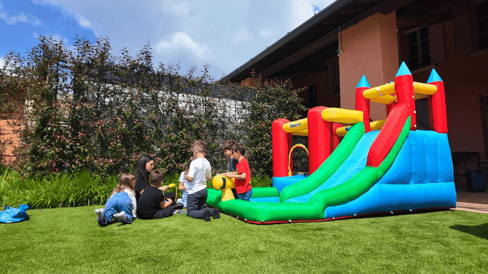 bambini che giocano nel giarino