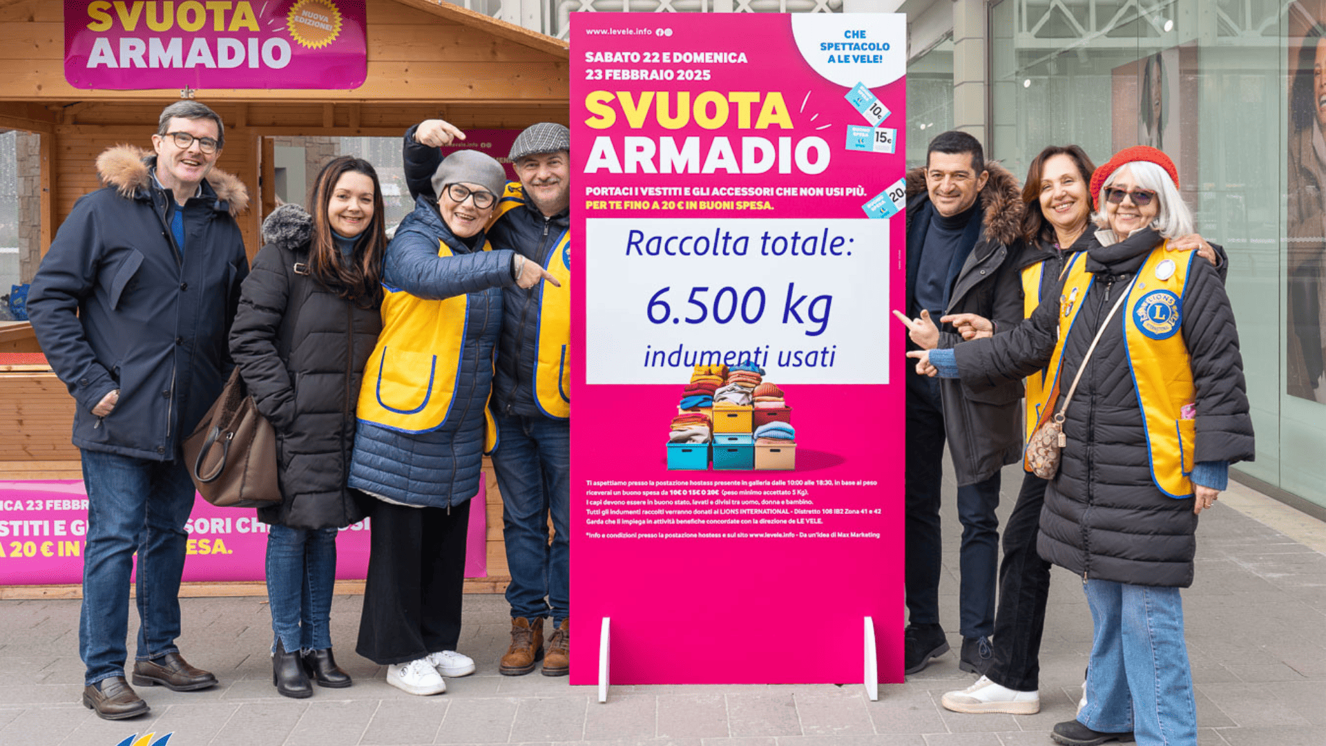 Foto di gruppo con il totale di kg raccolti (6500)